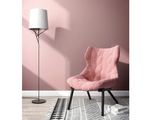 Fauteuil rose et lampadaire dans une pièce lumineuse