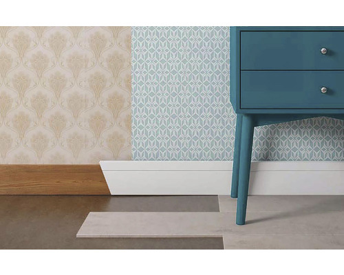 Raumansicht mit floraler Tapete, geometrischer Tapete, Sockelleiste und Nachttisch