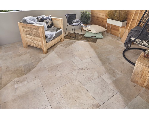 Terrasse mit Travertin-Fliesen, Holzmöbeln und dekorativen Elementen