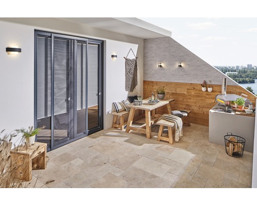 Aussenbereich mit Insektenschutz-Schiebetür, Tischgruppe und Pizzaofen