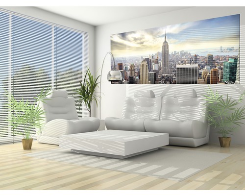 Espace de vie lumineux avec canapé, fauteuil, table, plantes d''intérieur et une peinture murale représentant une vue urbaine