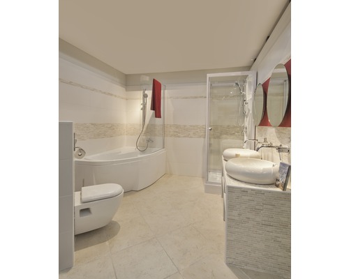 Badezimmer mit Badewanne, Dusche, Toilette und Waschtisch