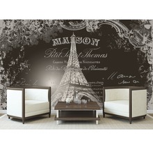 Pièce avec papier peint photo motif Tour Eiffel, deux fauteuils et une table basse.