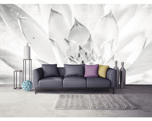 Salon décoratif avec canapé, coussins, tapis et papier peint photo de plantes