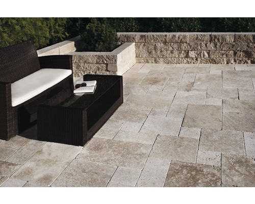 Aussenbereich mit Natursteinplatten, Sitzgelegenheit und Tisch