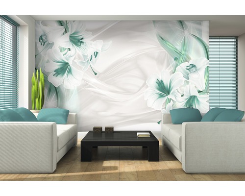 Wohnzimmer mit Fototapete mit floralem Muster, Sofas und Couchtisch.