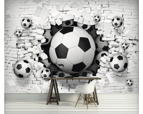 Fototapete mit Fussballmotiven, die aus einer Backsteinmauer brechen, im Raum