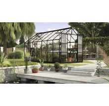 Gewächshaus im Garten mit Teichanlage und Pflanzen