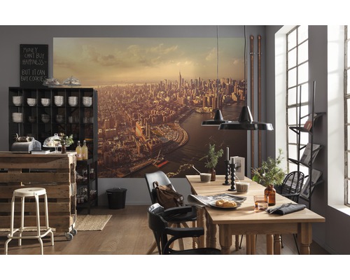 Salle à manger avec table en bois, chaises, étagère et peinture murale avec vue sur la ville