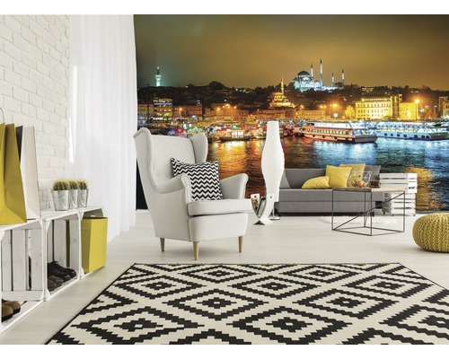 Salon avec papier peint à motifs, fauteuil et tapis