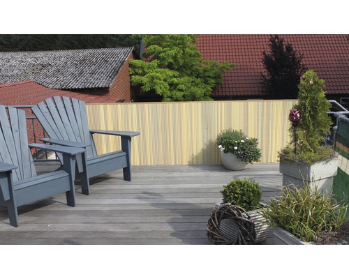 Terrasse mit Holzdeck, Sichtschutzwand, Gartenstühlen und Pflanzen