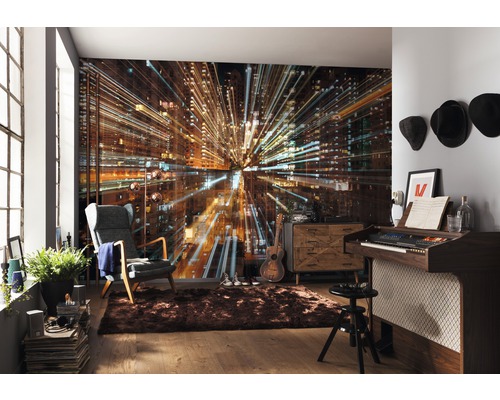 Salon avec un papier peint photo représentant un motif urbain abstrait, fauteuil, table de musique et tapis