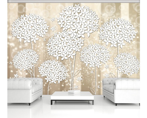 Salon décoratif avec papier peint à motifs floraux et meubles blancs