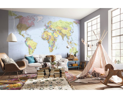 Salon avec papier peint carte du monde, canapé, fauteuil, tapis et tente de jeu