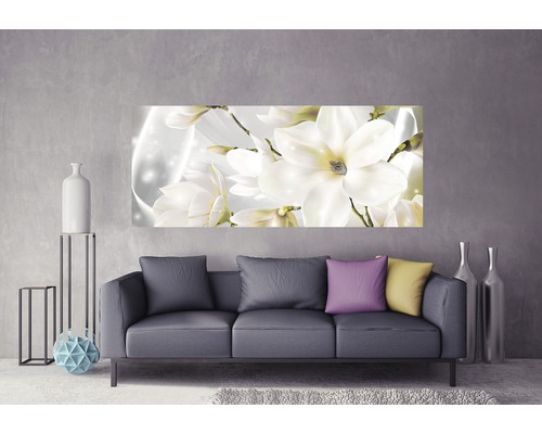 Salon avec canapé et décoration murale avec des fleurs de magnolia