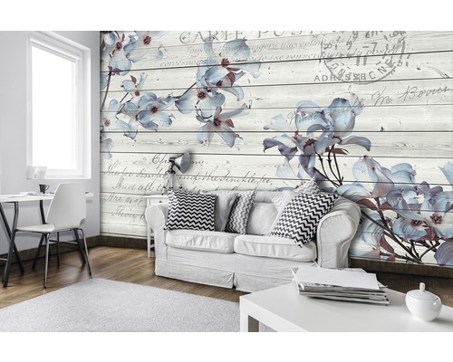 Wohnzimmer mit Fototapete im Holzdesign mit Blüten und Postkartenmotiven