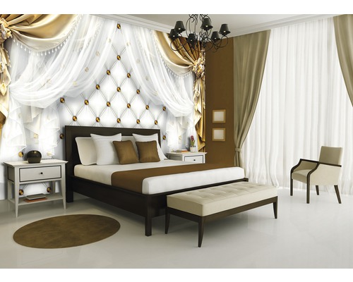 Chambre avec lit, table de chevet, banc et chaise