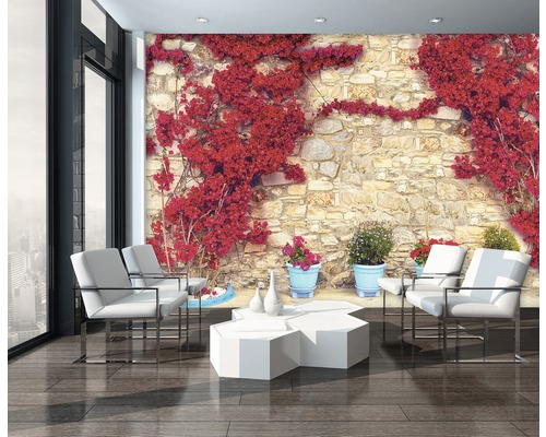 Salon avec papier peint photo mur de pierre et vigne à fleurs rouges, ainsi que des meubles clairs.