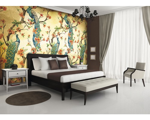 Chambre à coucher avec papier peint à motifs avec des paons et des fleurs