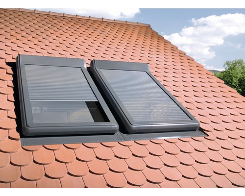 Zwei Dachfenster mit Rollläden auf einem Ziegeldach
