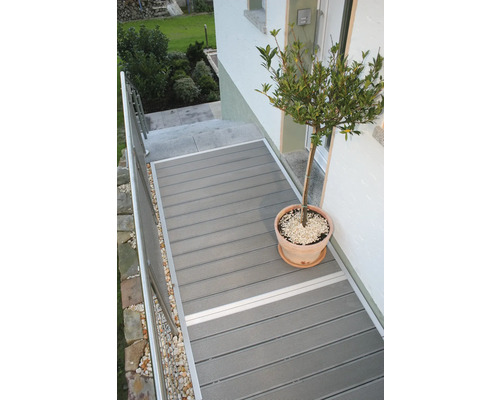 Terrasse mit Terrassendielen und Pflanzkübel vor dem Hauseingang