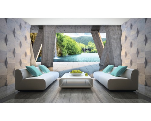 Salon lumineux avec canapés, table et vue sur un lac avec cascade