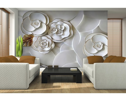 Salon avec canapés blancs, table noire et papier peint photo avec motif floral.