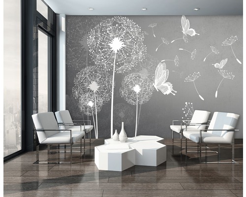 Salon avec papier peint gris à motifs de pissenlits et de papillons, fauteuils blancs et table basse blanche.