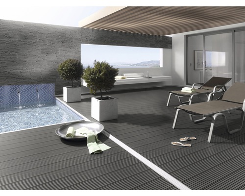 Terrasse mit Pool, Liegestühlen und Holzboden