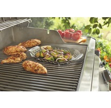 Grill mit Hähnchen und Gemüse in Grillschale