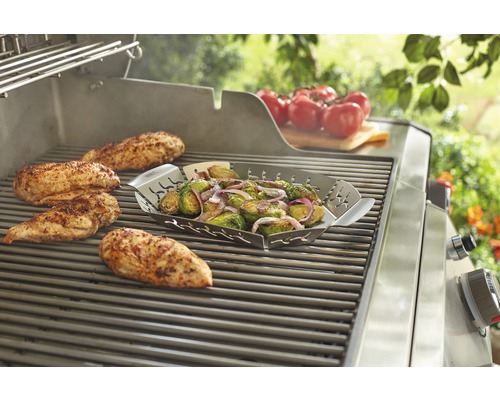 Grill mit Hähnchen und Gemüse in Grillschale