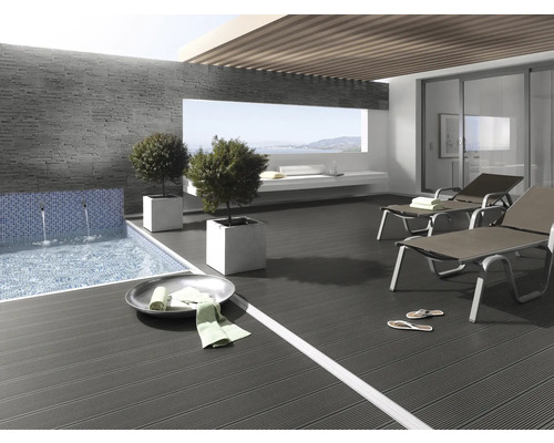 Terrasse mit Pool, Liegestühlen und Pflanzenkübeln