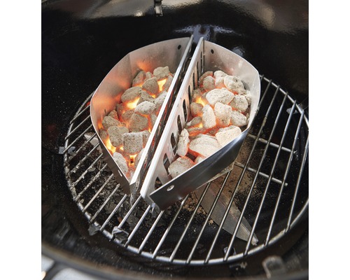 Support de charbon de bois avec des charbons incandescents dans le gril