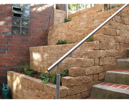 Mur de jardin en pierre naturelle avec rampe en acier inoxydable et plantations
