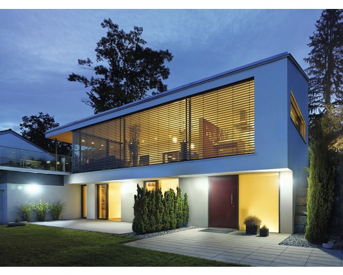 Modernes Haus mit Fensterjalousien, Außentür und Garten