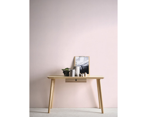 Bureau avec décoration, plante et image