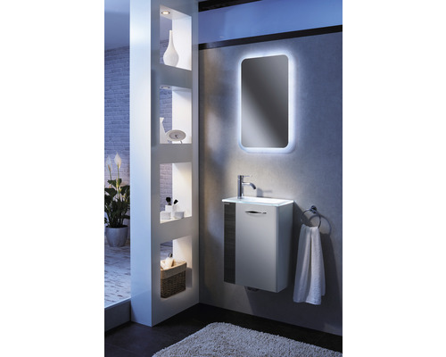 Salle de bain moderne avec meuble-lavabo, miroir éclairé et étagère