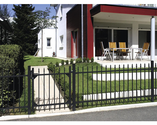 Clôture de jardin avec portail devant une maison d''habitation