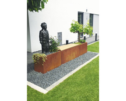 Gartenszene mit Pflanzkästen, Sitzbank und Dekoration