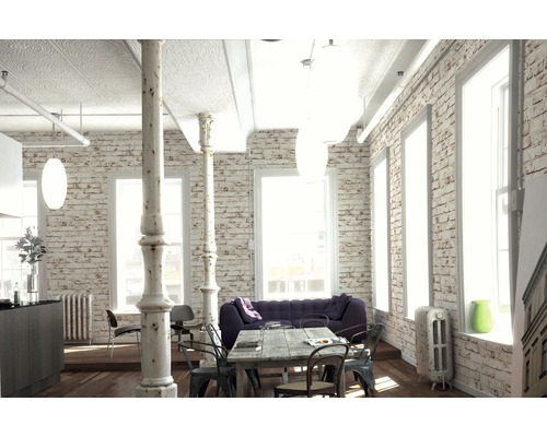 Espace de vie lumineux avec murs en briques, plancher en bois et table en bois rustique