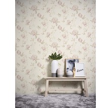 Wand mit Tapete mit Kleeblattmuster und dekorativen Gegenständen auf einem Tisch