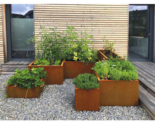 Mehrere bepflanzte, eckige Hochbeete aus Metall im Garten.