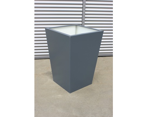 Grauer Pflanzkübel in Kegelform