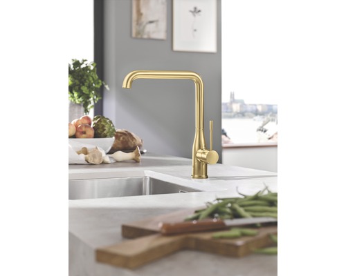 Robinet de cuisine doré avec bec haut et mitigeur sur un plan de travail