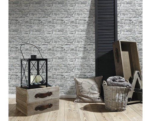 Ambiance d''intérieur décorative avec papier peint imitation pierre, lanterne et éléments en bois