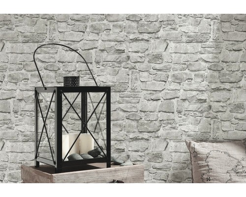 Espace de vie avec papier peint en pierre et lanterne décorative