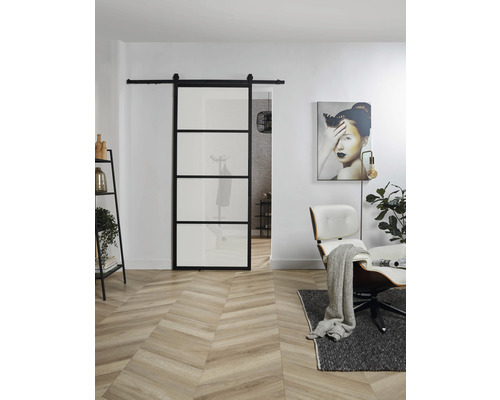 Intérieur moderne avec système de porte coulissante, fauteuil et décorations