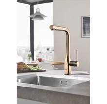 Küchenspüle mit goldfarbener Armatur in einer hellen Küche