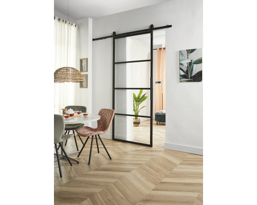 Heller Wohnraum mit Esstisch und Glasschiebetür