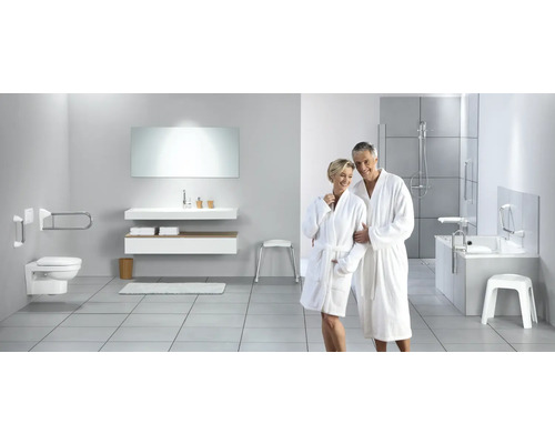 Salle de bains accessible avec WC, lavabo, baignoire et barres de maintien pour plus de sécurité.